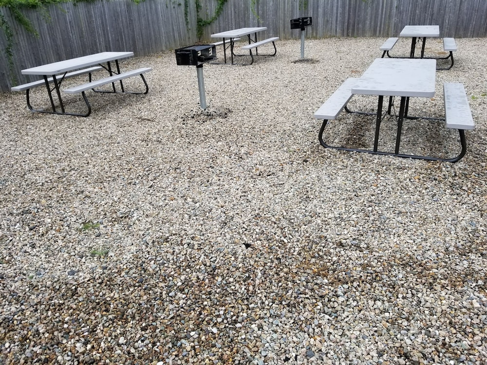 All Seasons Inn And Suites 25/26