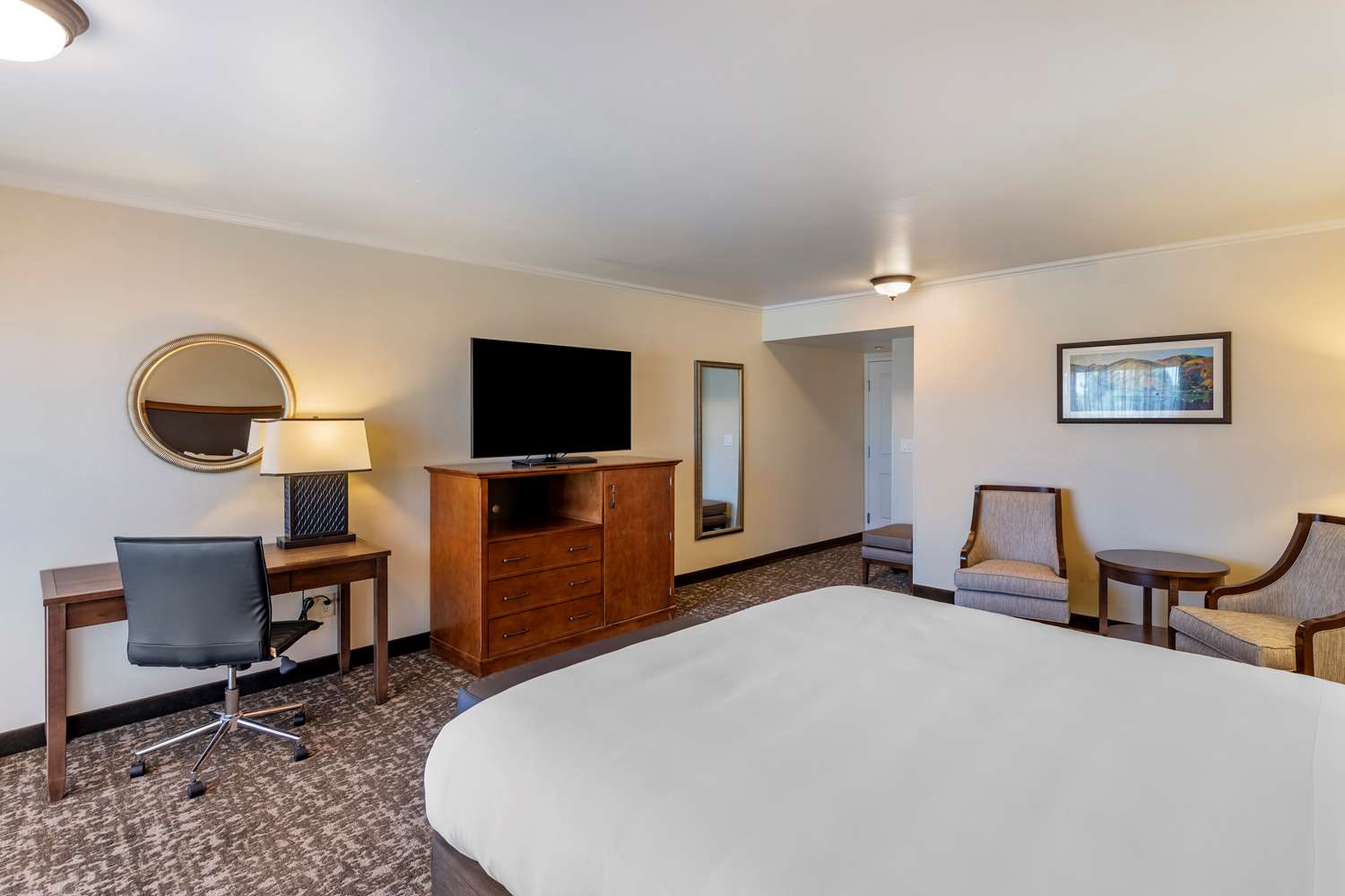 غرفة بسرير كينج بإطلالة على المسبح بشرفة، Best Western Plus Royal Oak Hotel 3/4