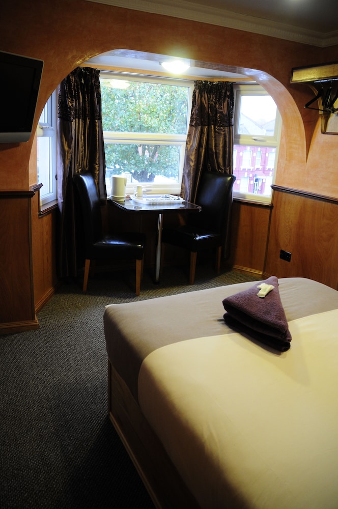 ROOM, DOUBLE BED
