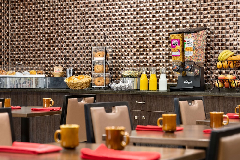 Garner Hotel Totowa by IHG 50/74