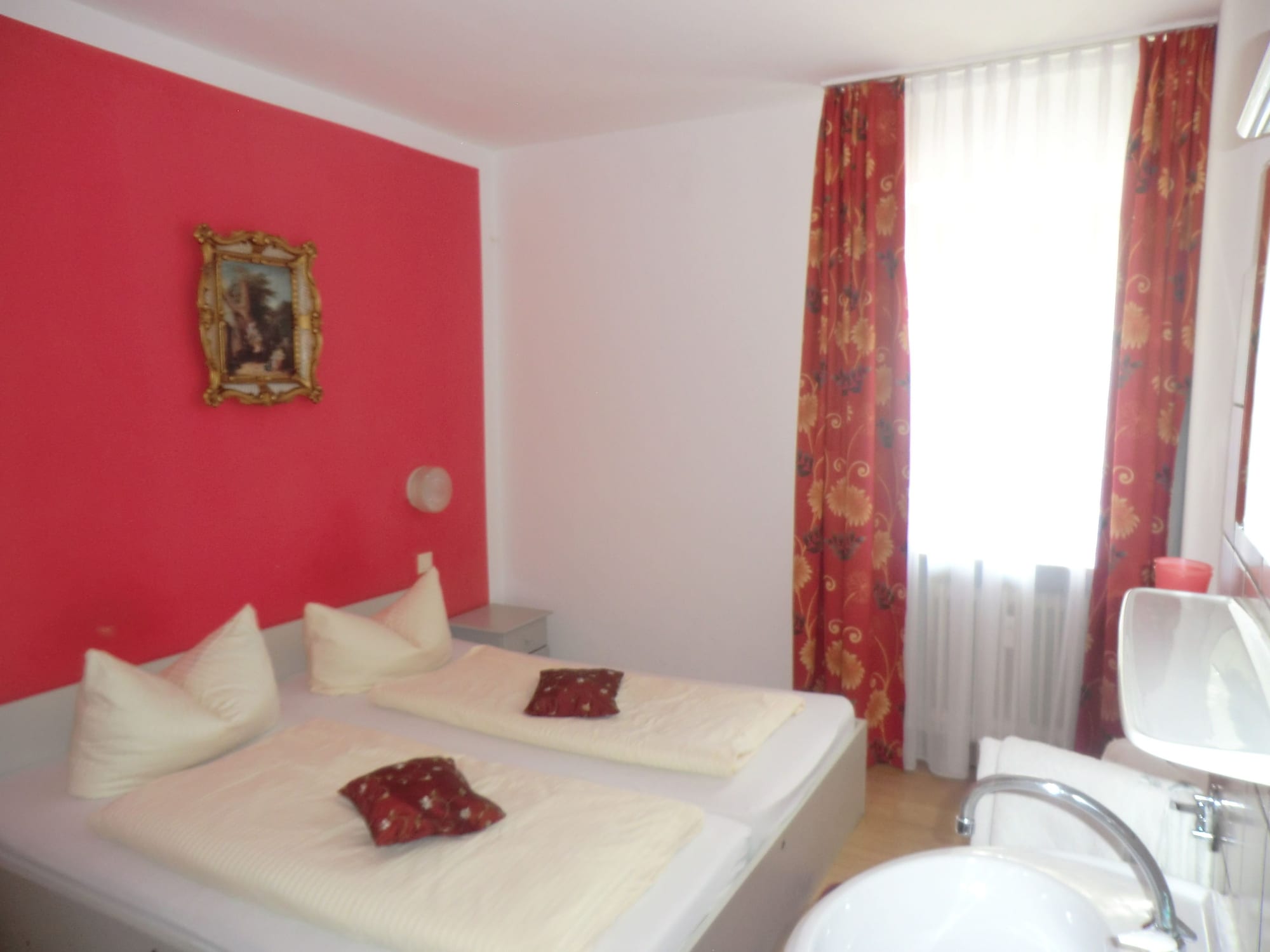 ROOM, DOUBLE BED