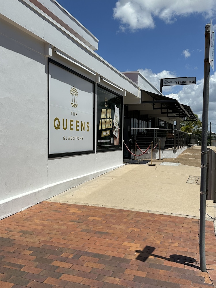 The Queens Hotel Motel Gladstone 38/48