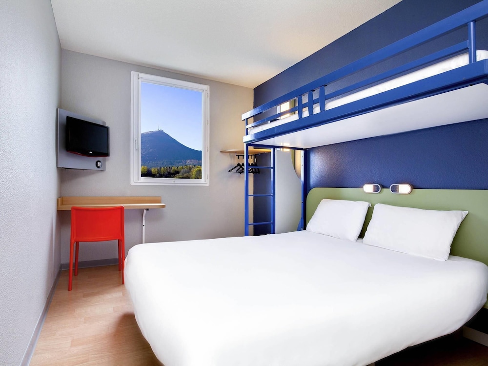 غرفة ثلاثية بسرير مزدوج وسرير بطابقين