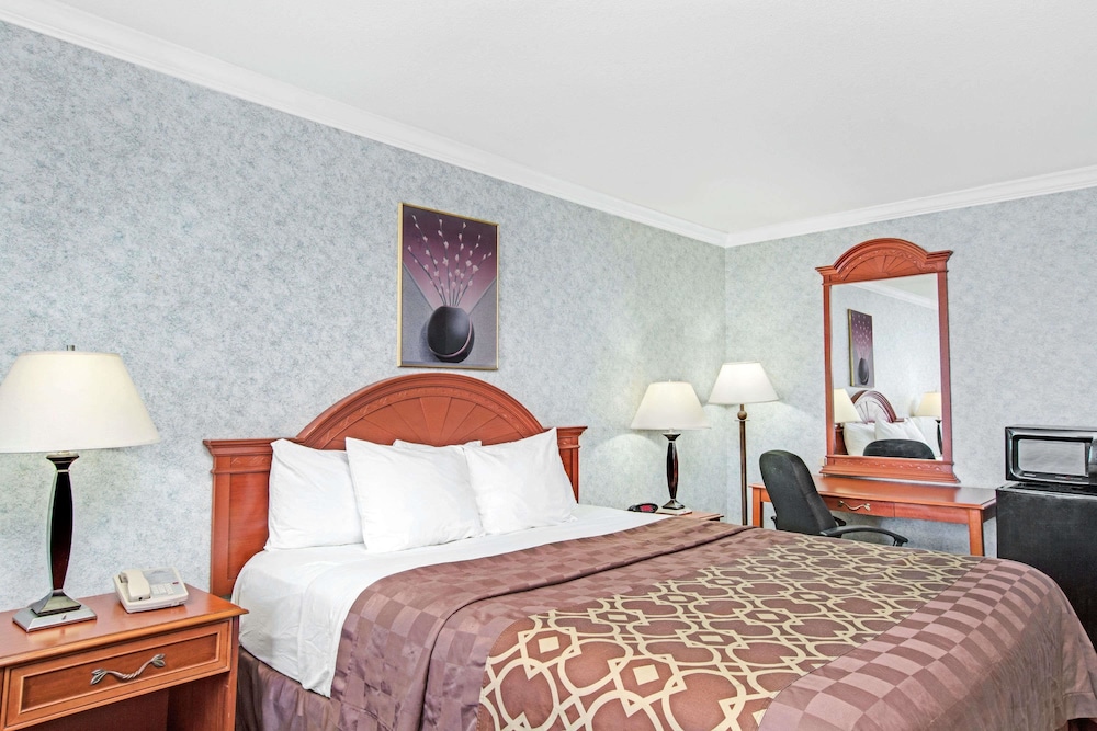 Days Inn By Wyndham Los Angeles Lax Redondo Manhattan Beach 21/56