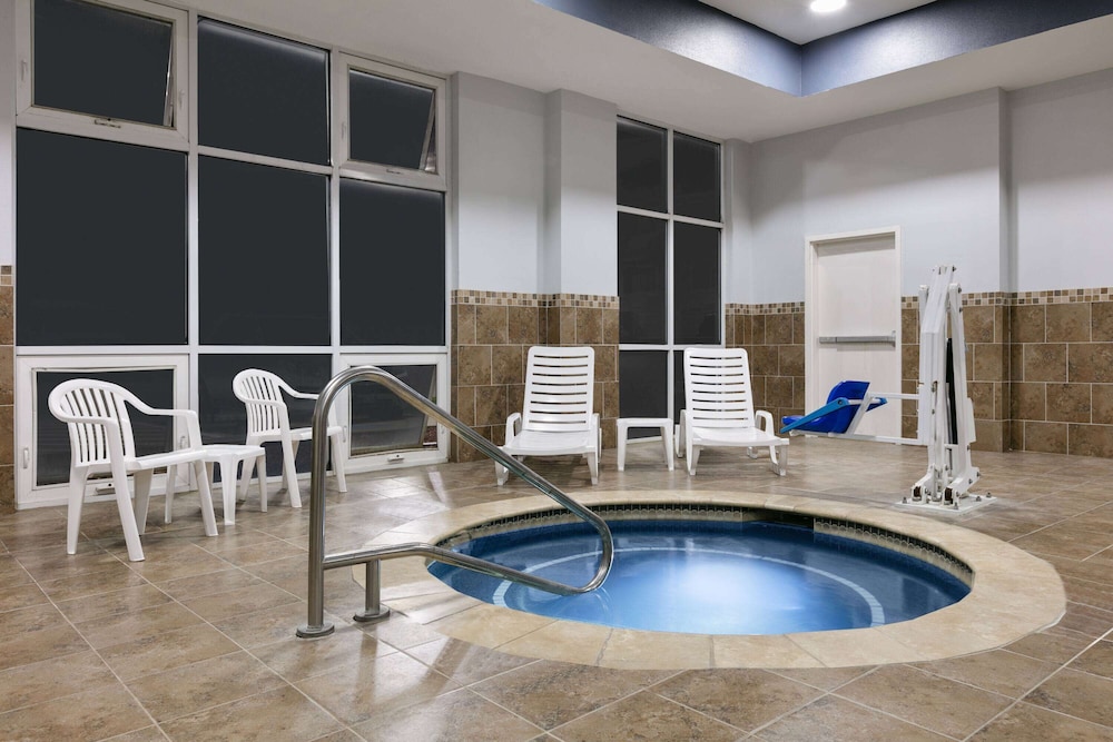 La Quinta Inn and Suites by Wyndham Ft. Worth - Burleson 25/53