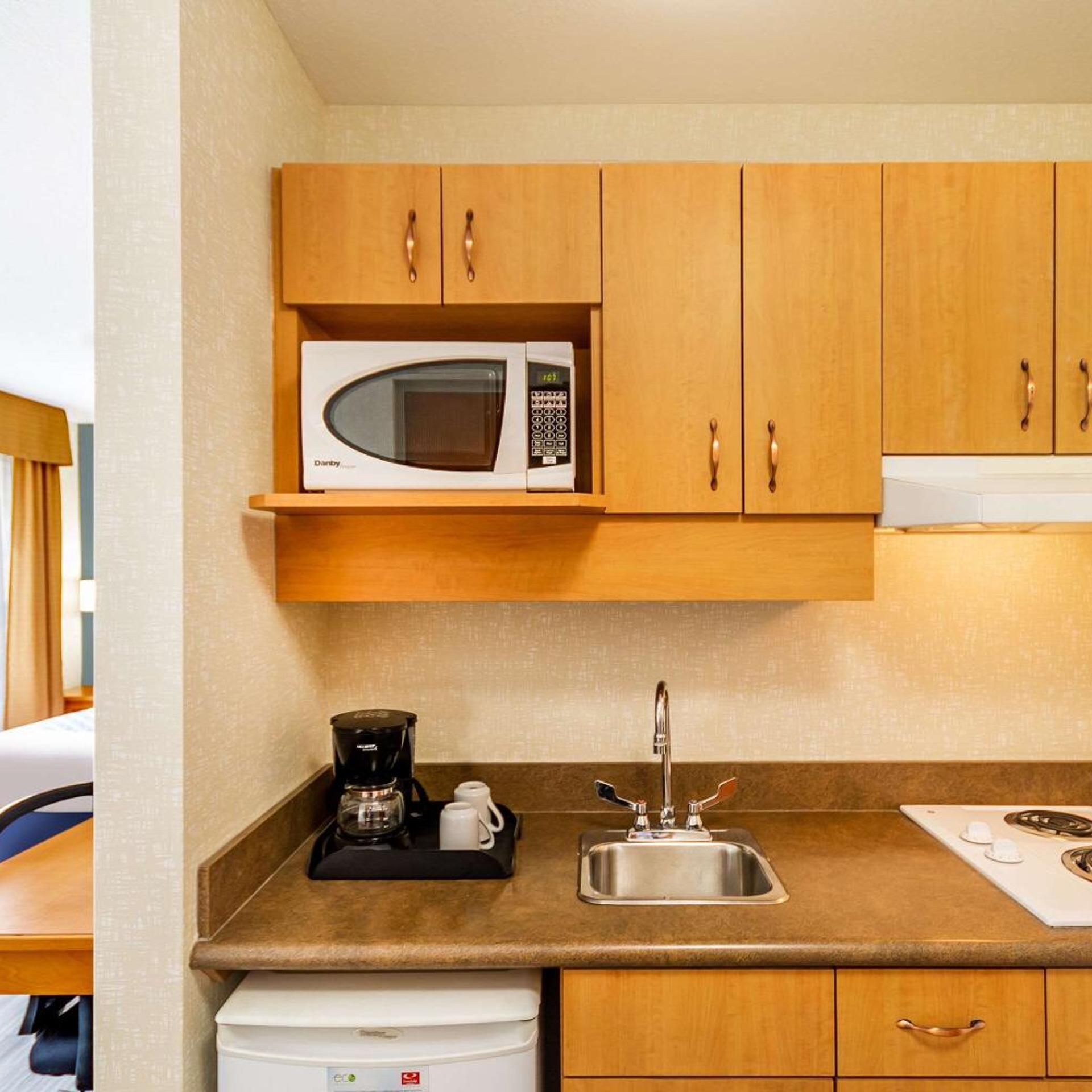 جناح بسرير كينج وسرير كوين مع أريكة في المبنى الرئيسي، Econo Lodge Inn & Suites Calgary - University 7/7