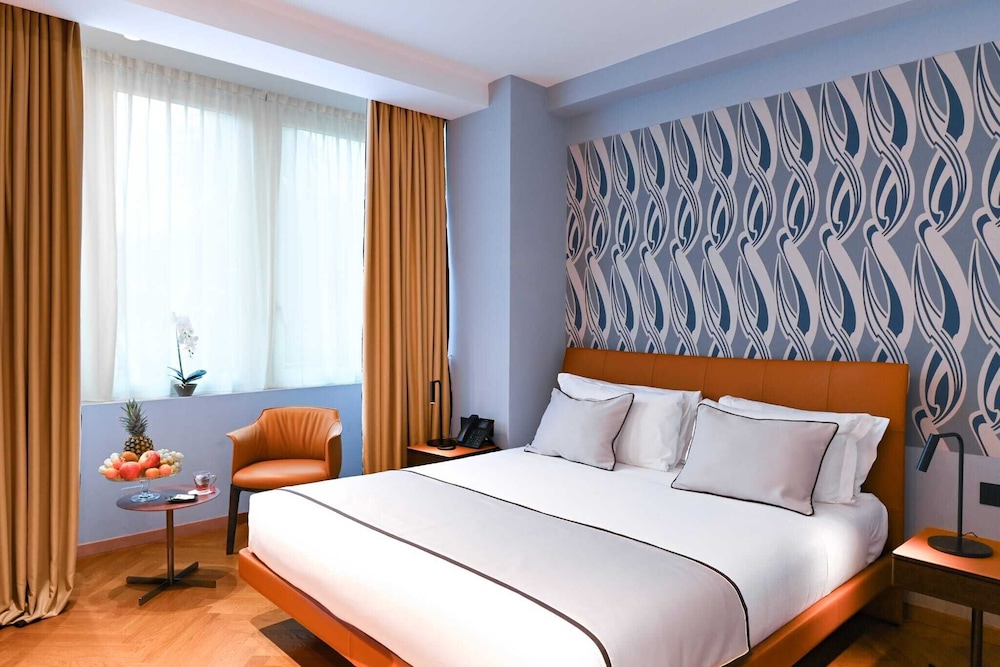 DELUXE, DOUBLE BED, PARTIAL SEA VIEW