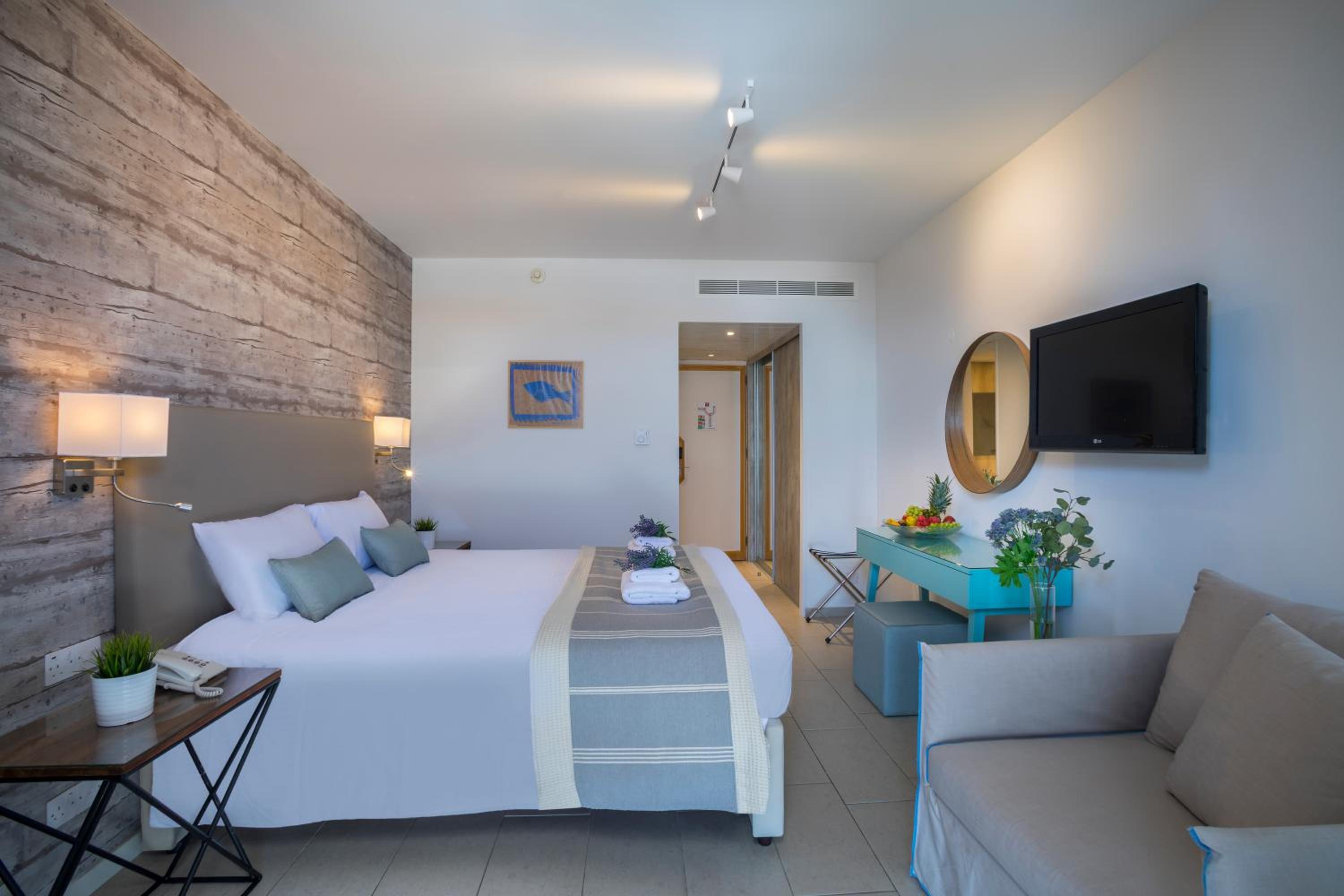 Twin or Double room Side sea view