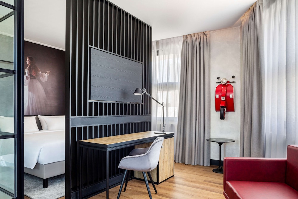 Radisson RED Madrid (ex. Paseo del Arte) 18/70