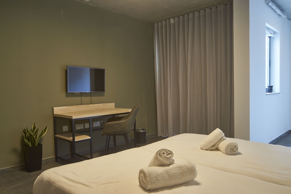 Mr. Todd Hotel 35/68