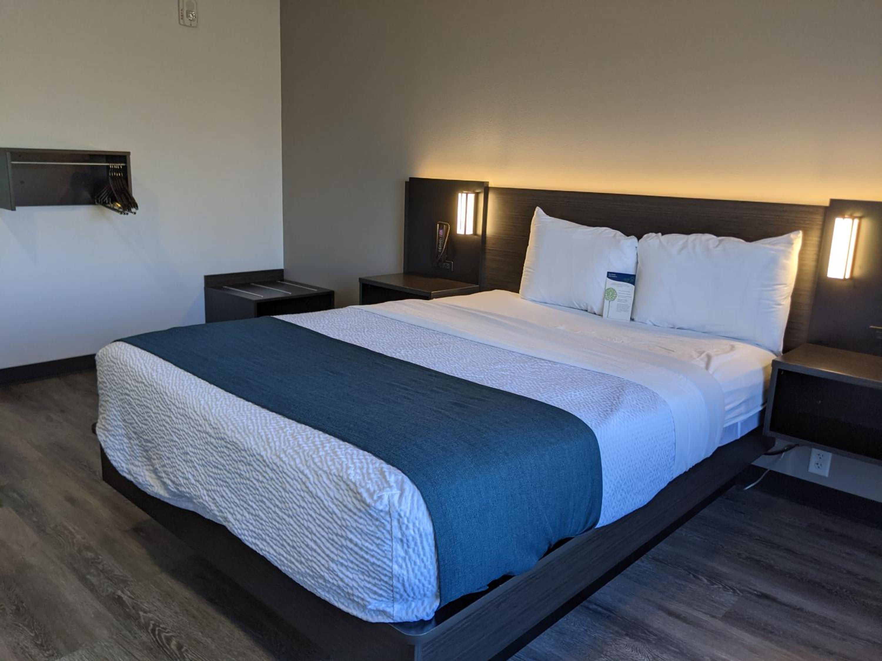 1 Queen Bed - Mob Acc RI Shwr Nsmk Minifridg