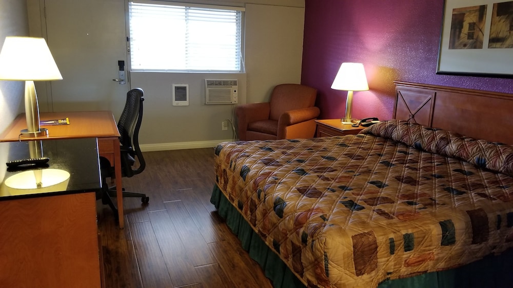 Santa Fe Inn Pueblo 16/31