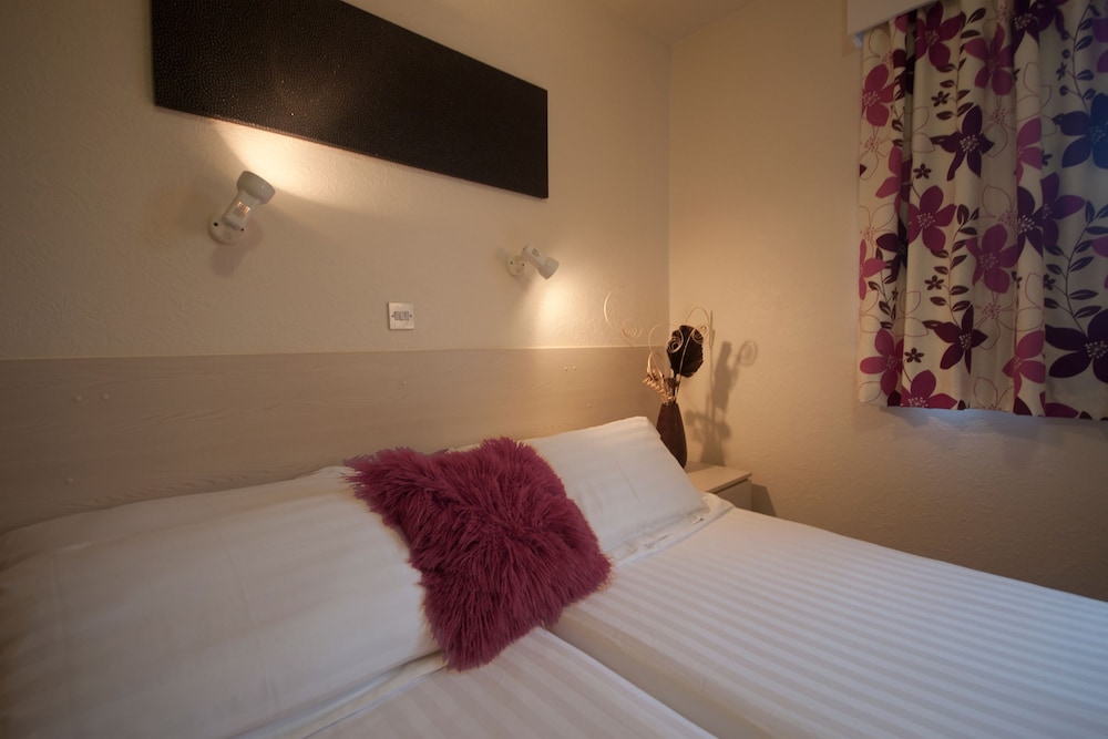 Norfolk Hotel 27/58