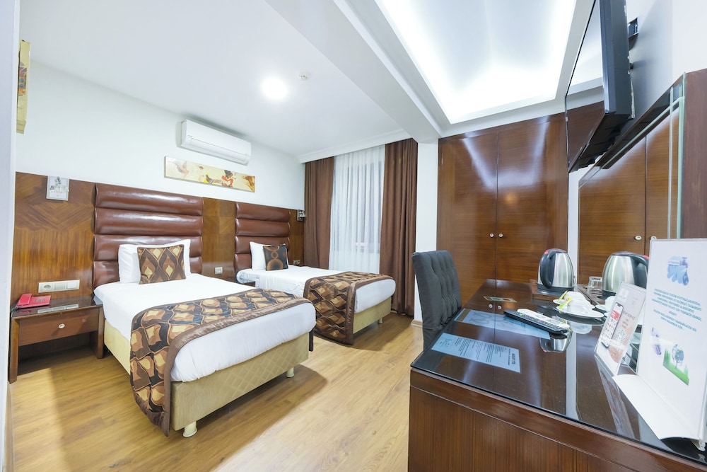 ROOM, DOUBLE OR TWIN BED