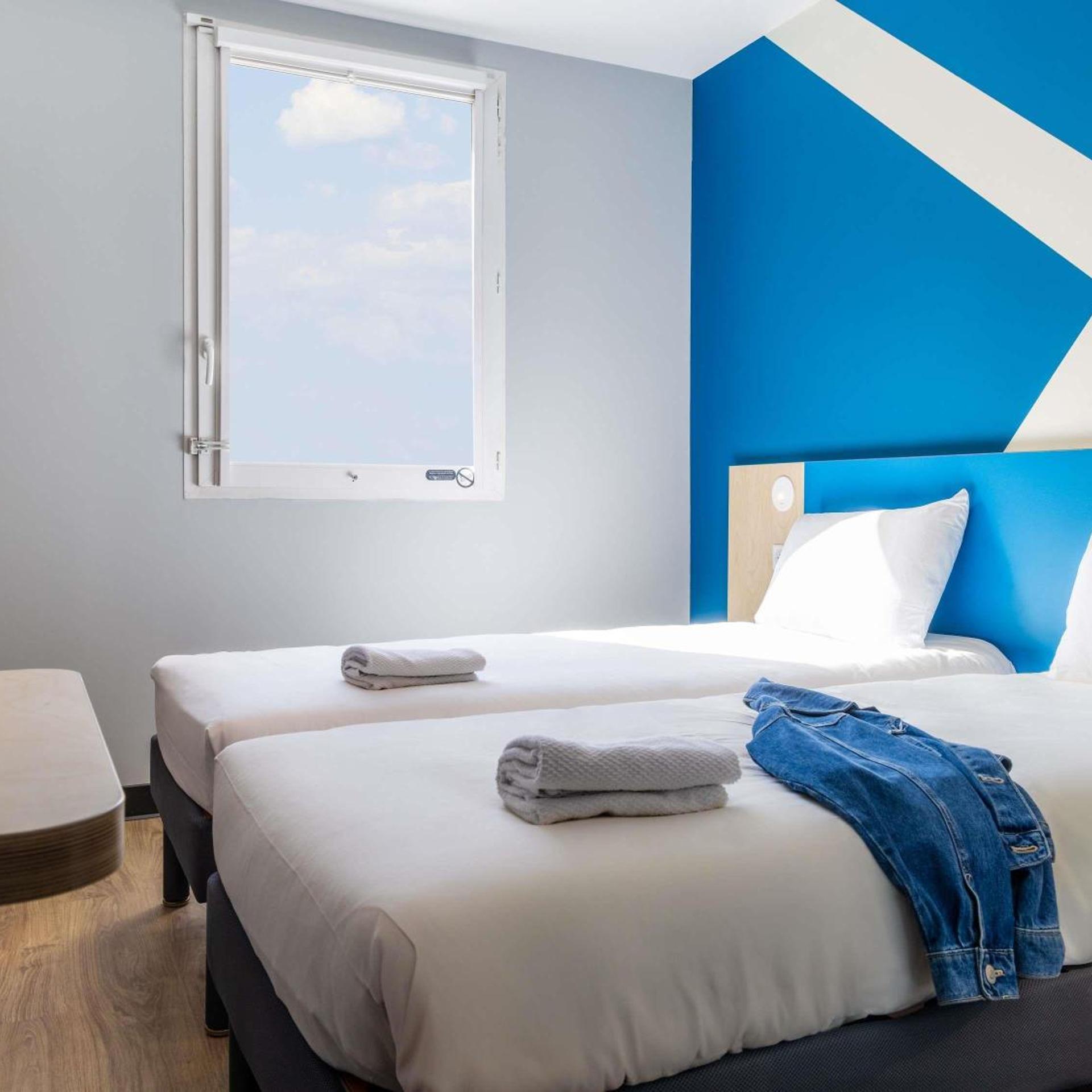 ROOM, TWIN BEDS