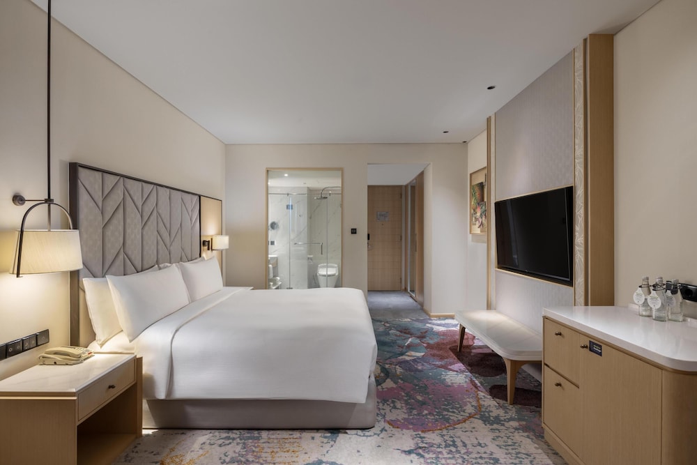 GUEST ROOM, KING BED, HIGH FLOOR