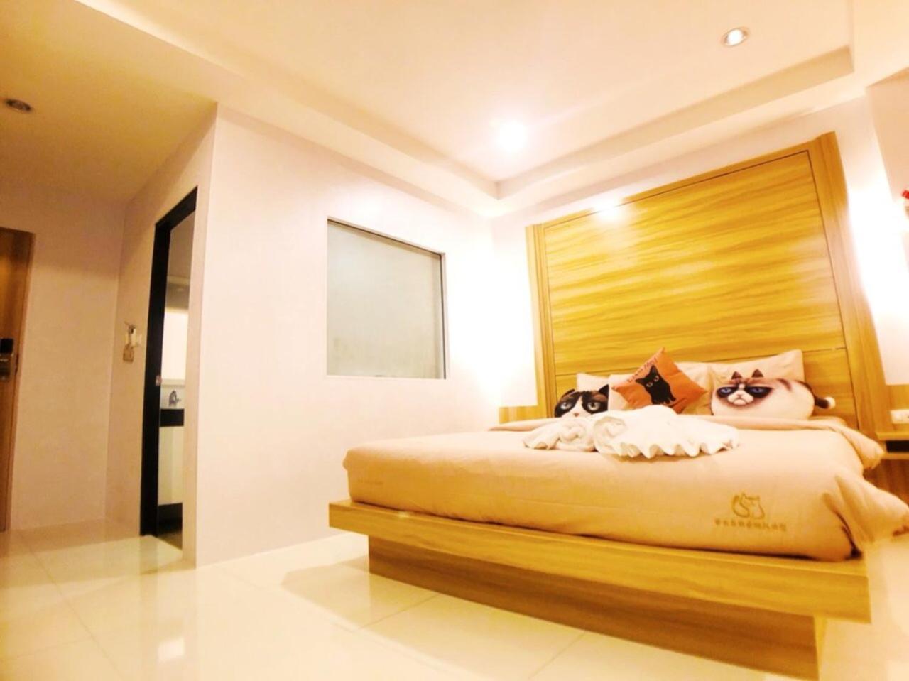 Room, King Bed, Mountain View