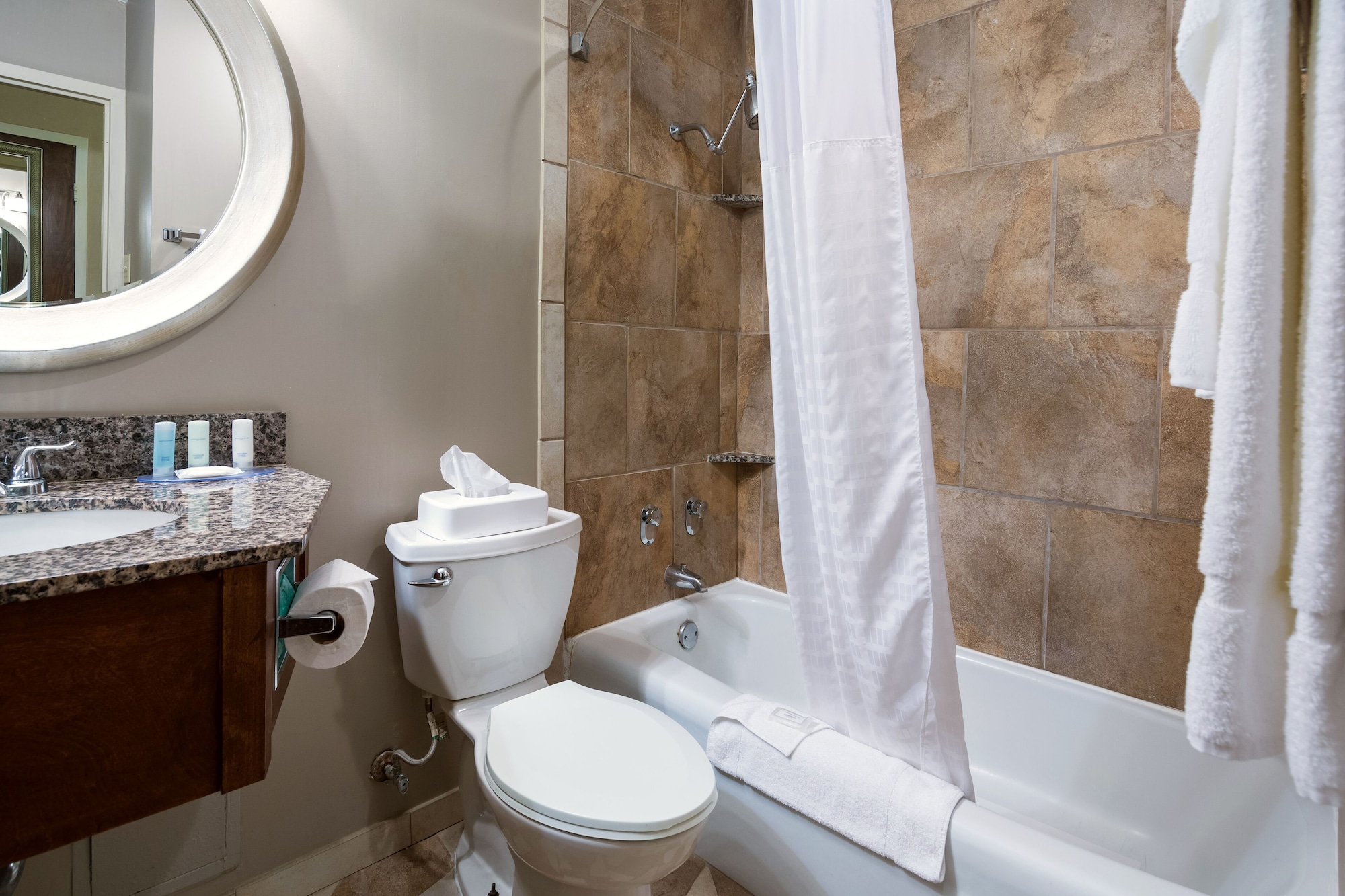 غرفة بزنس بسرير كينج، Cayuga Blu Hotel 2/3
