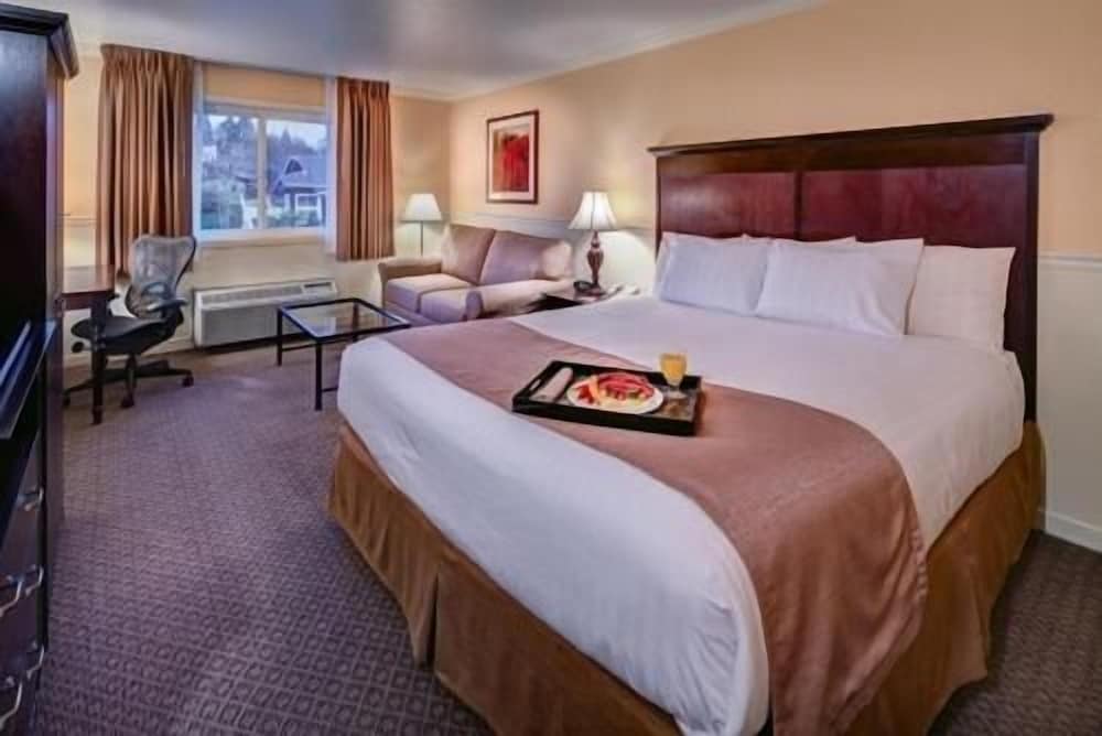 Lake Natoma Inn 7/46