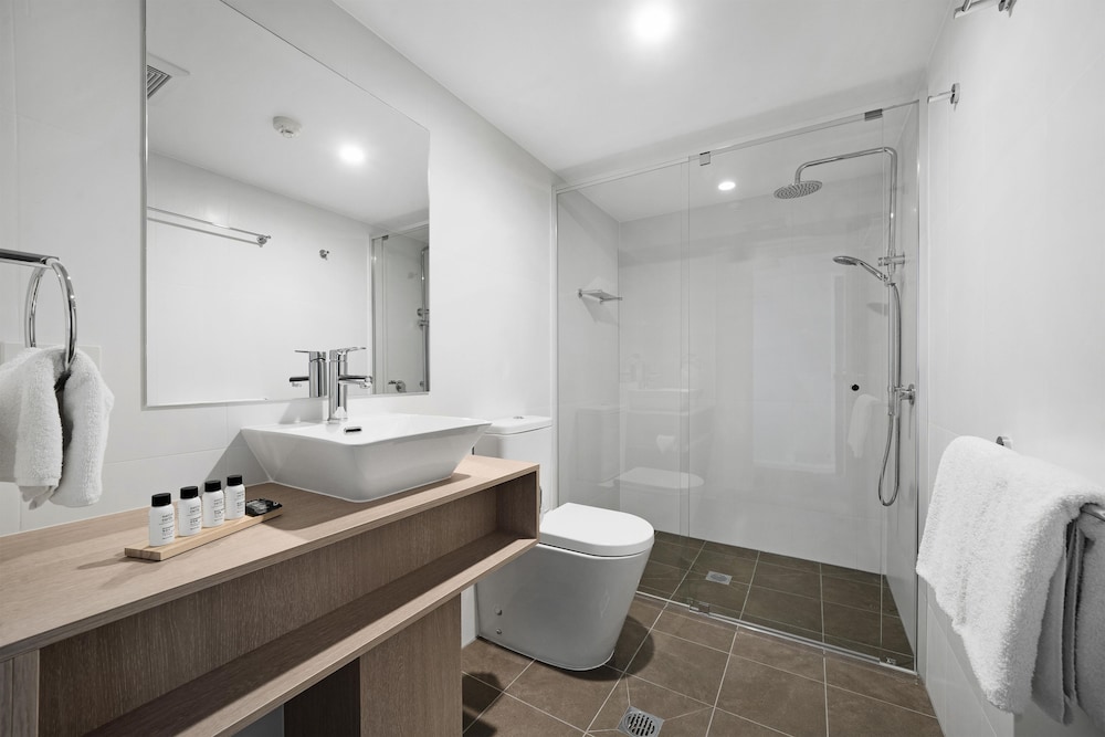 Oaks Toowoomba Hotel 69/70