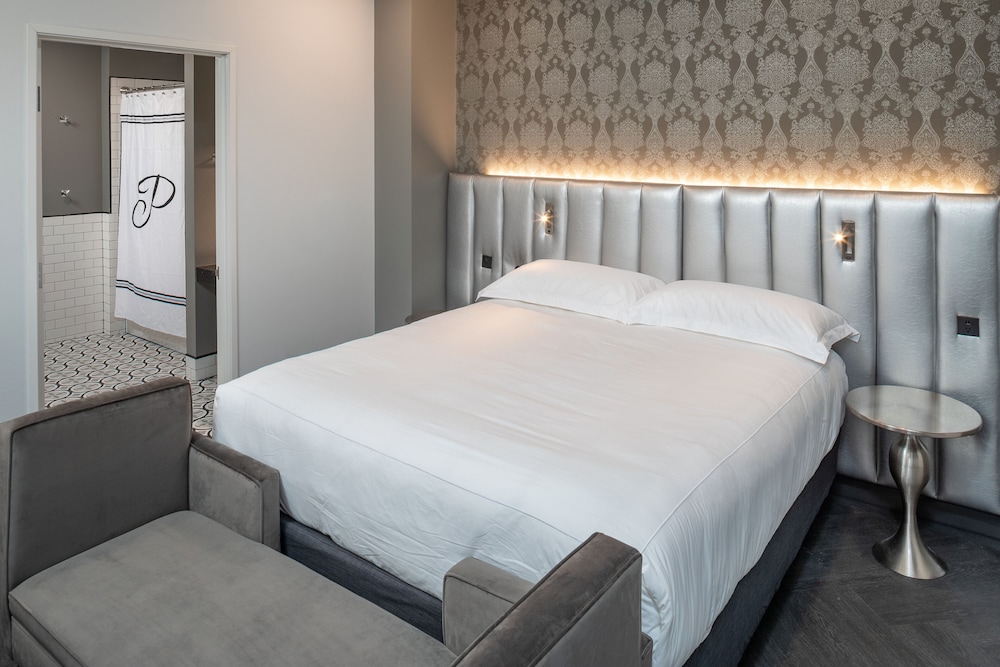 Silver, Standard, King Bed, City View, Accessible