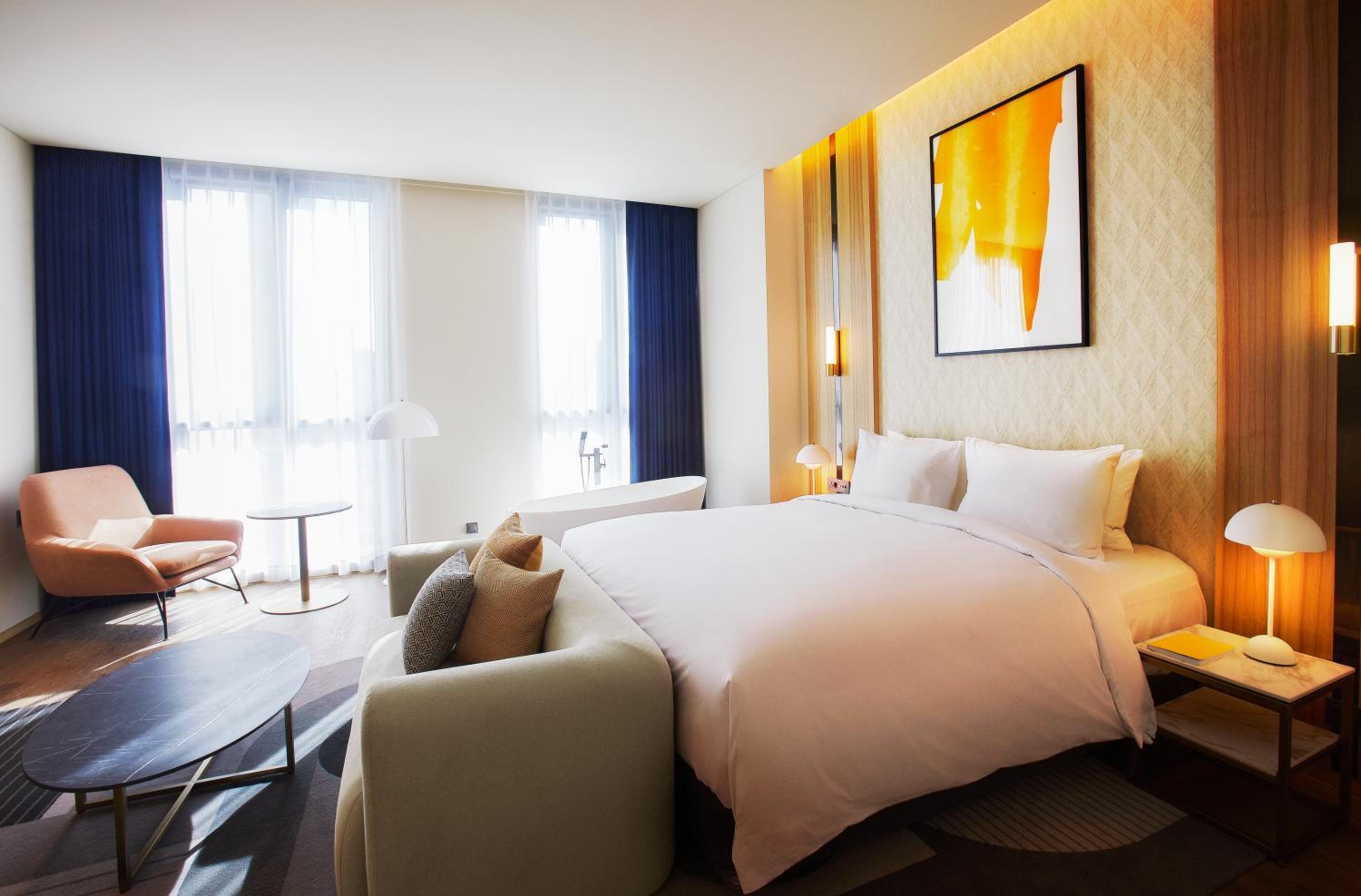 جناح فاخر بسرير كينج بإطلالة بحوض استحمام، voco Seoul Gangnam, an IHG Hotel 7/9