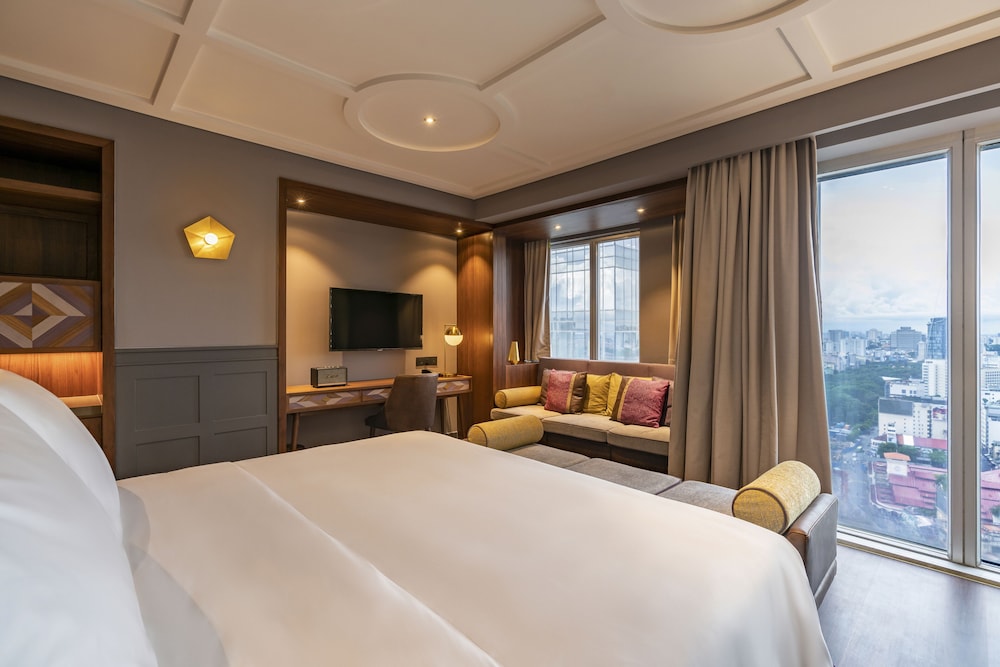 DELUXE, KING BED