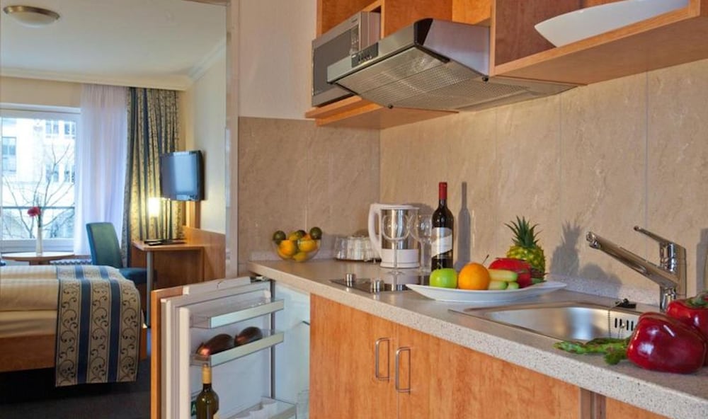 غرفة بسرير كوين بإطلالة على المدينة بشرفة بغرفة نوم واحدة، Room in B&B - Studio for 2 People in Hamburg Mitte, Cozy and Modern 10/10