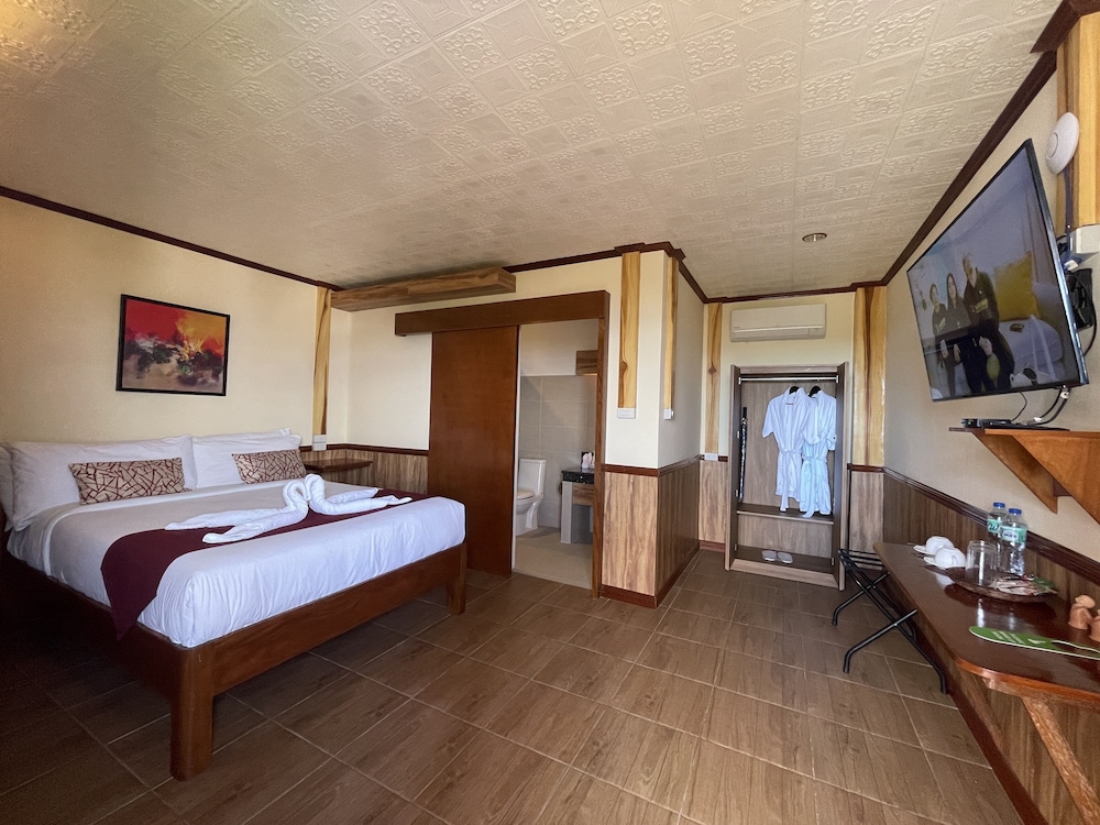 STANDARD, QUEEN BED