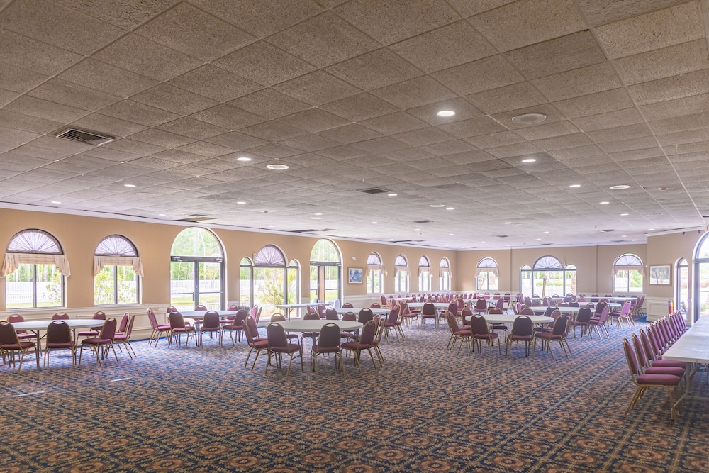 Cottonwood Suites Savannah Hotel and Conference Center 37/71