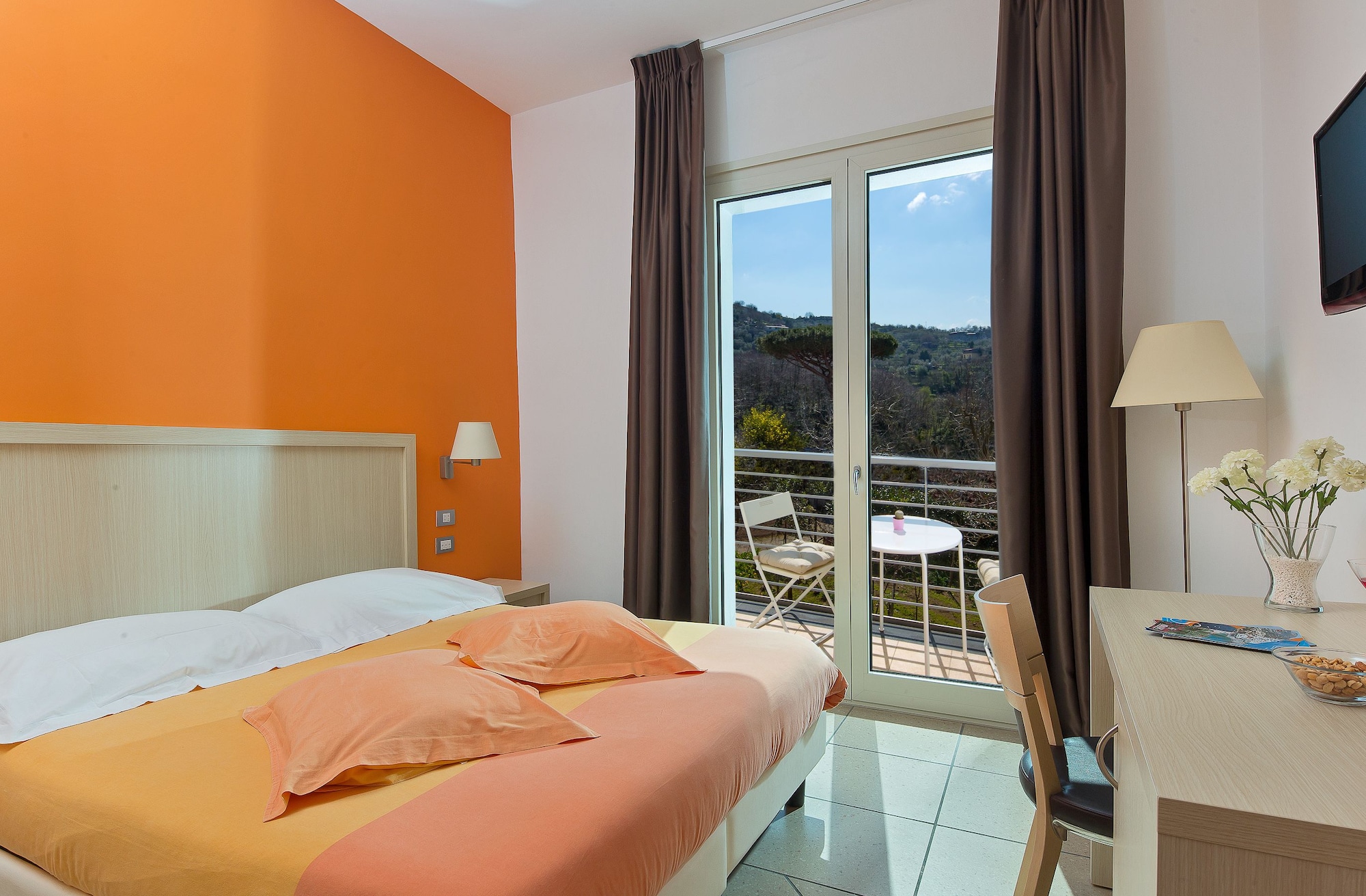 ROOM, DOUBLE OR TWIN BED