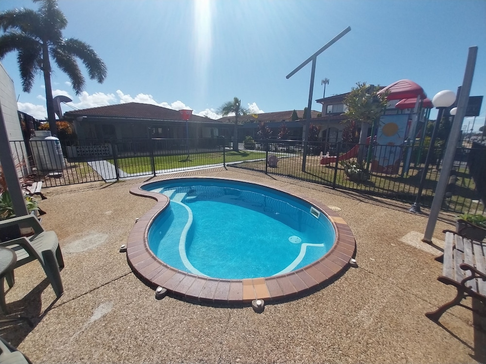 TROPIC COAST MOTEL 69/74