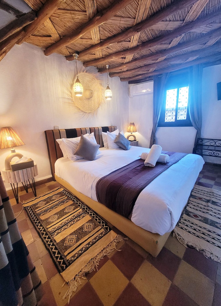 DELUXE, DOUBLE BED