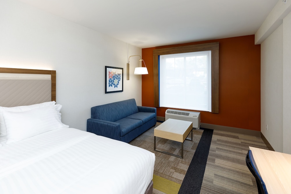 Holiday Inn Express Suites Sturbridge 12/54