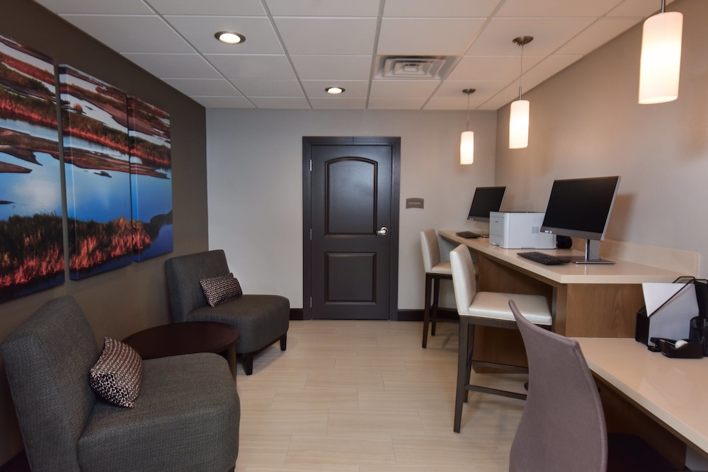 Staybridge Suites Wisconsin Dells - Lake Delton 38/58