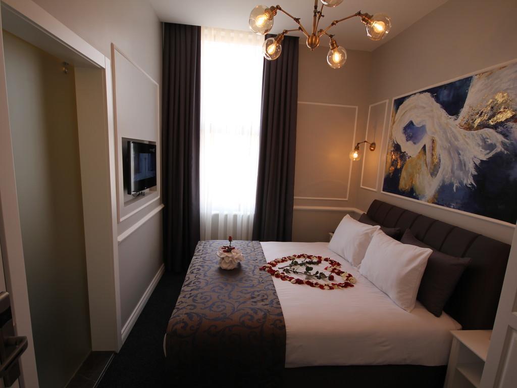 ROOM, DOUBLE BED