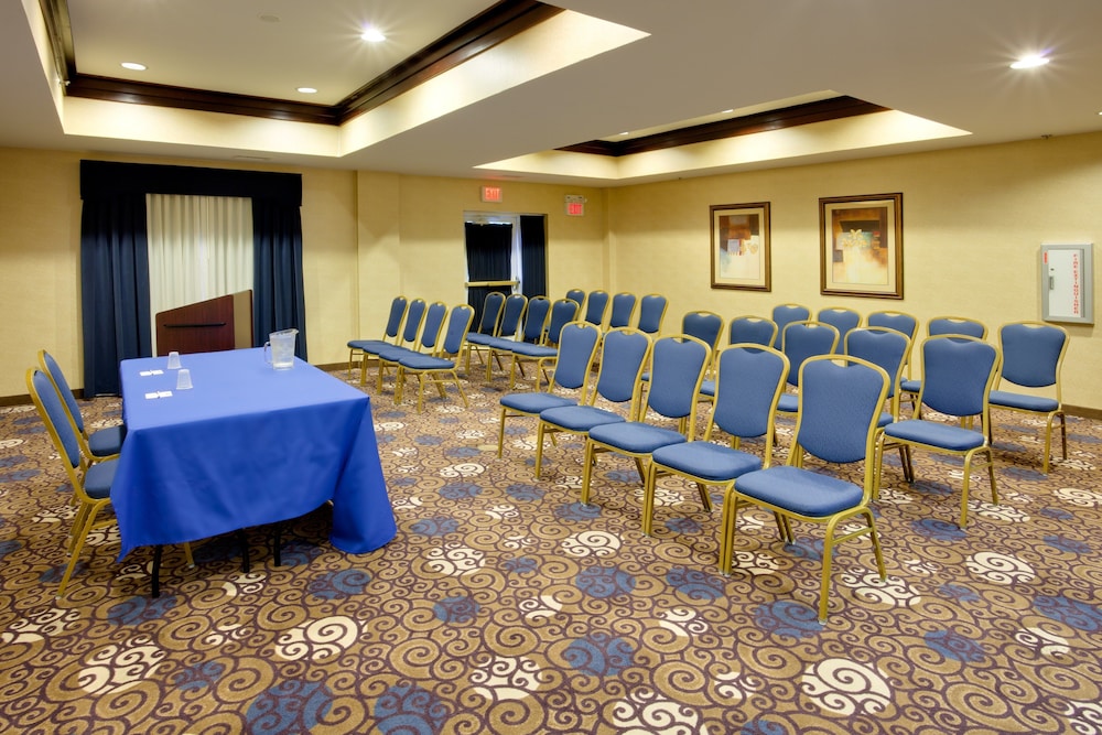 Holiday Inn Express & Suites Tower Center New Brunswick 37/39