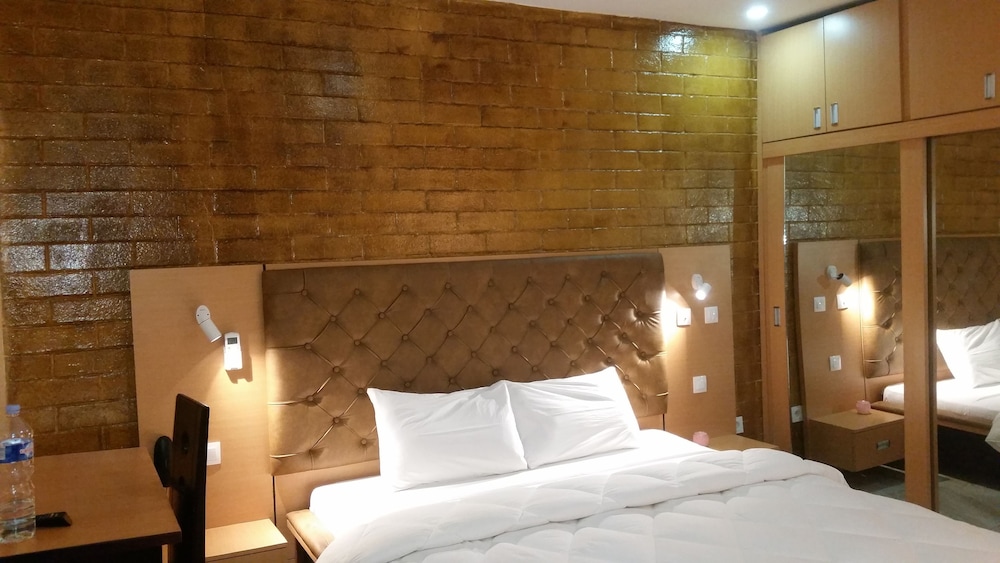 Eifell's Hotel's 6/35