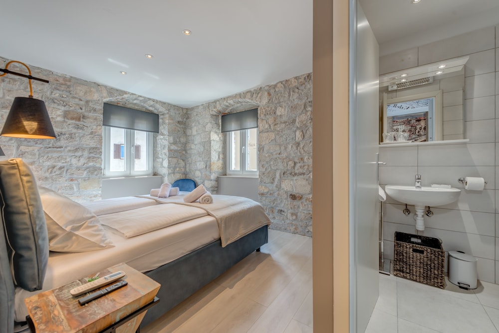 Split Palace Luxury Retreat 33/34