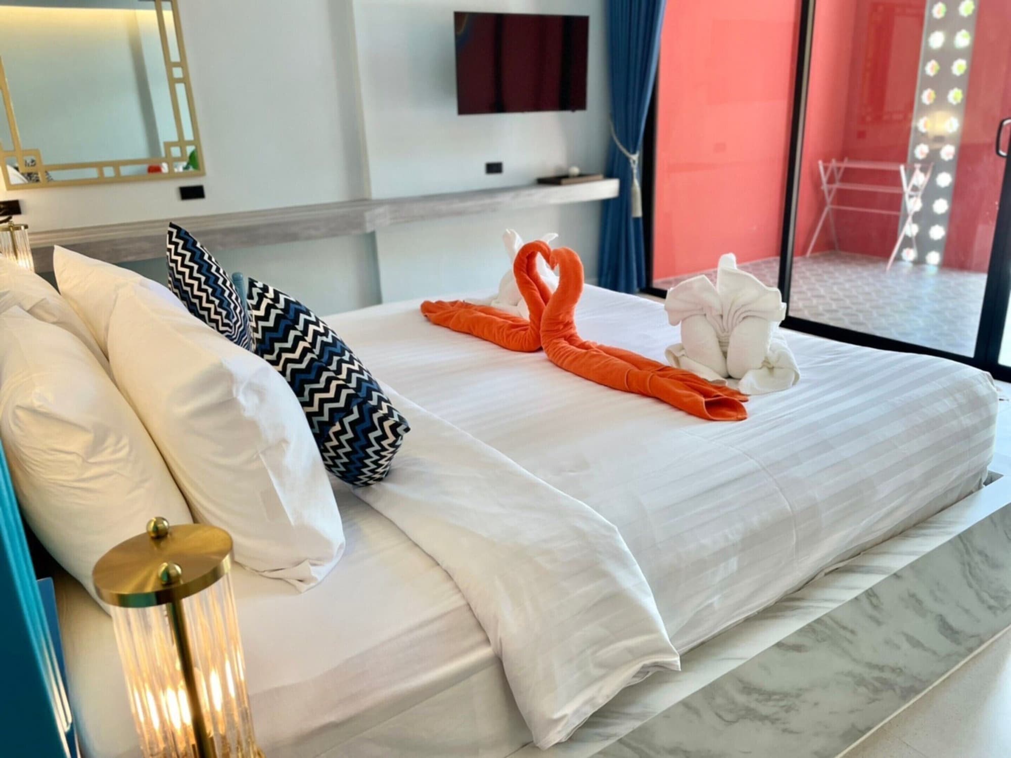 ROOM, KING BED, POOL VIEW
