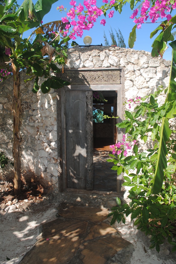 Seasons Lodge Zanzibar 70/74