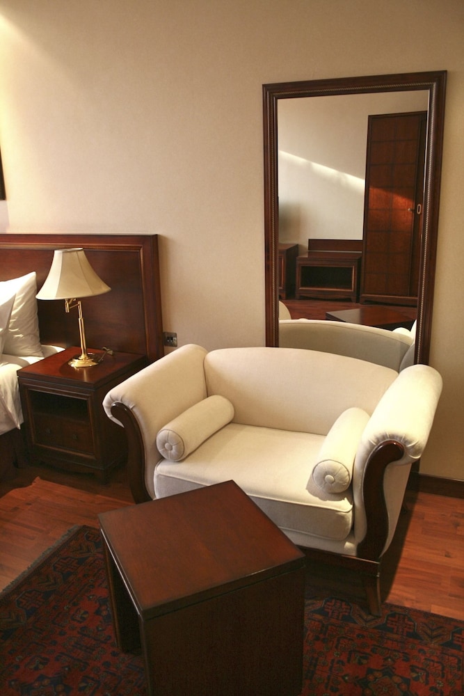 Trianon Hotel 18/63