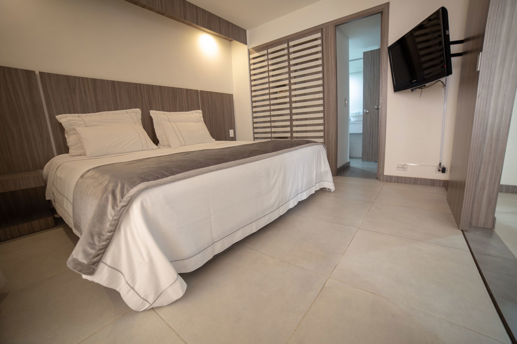 DELUXE, SUITE