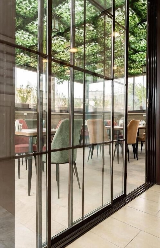 Parliament Hotel & Restaurant 54/56