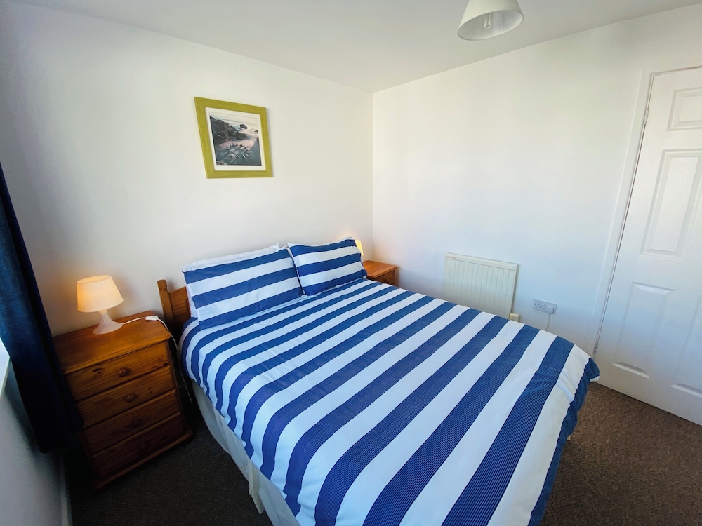 Freshwater Bay Holiday Cottages 25/50