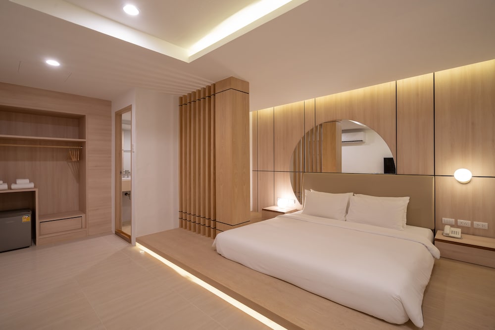 STUDIO, DOUBLE BED, NO WINDOW