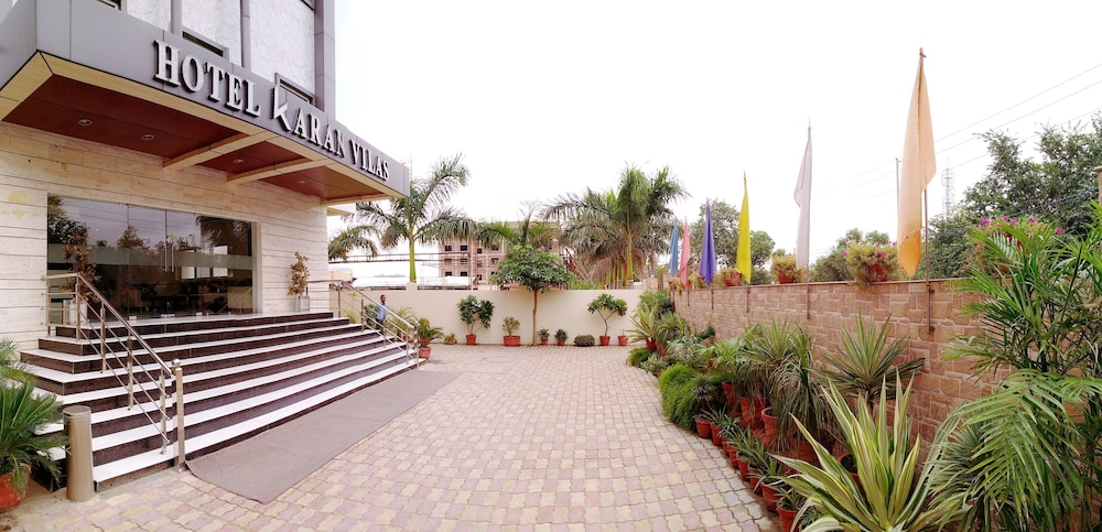 Hotel Karan Vilas 63/64