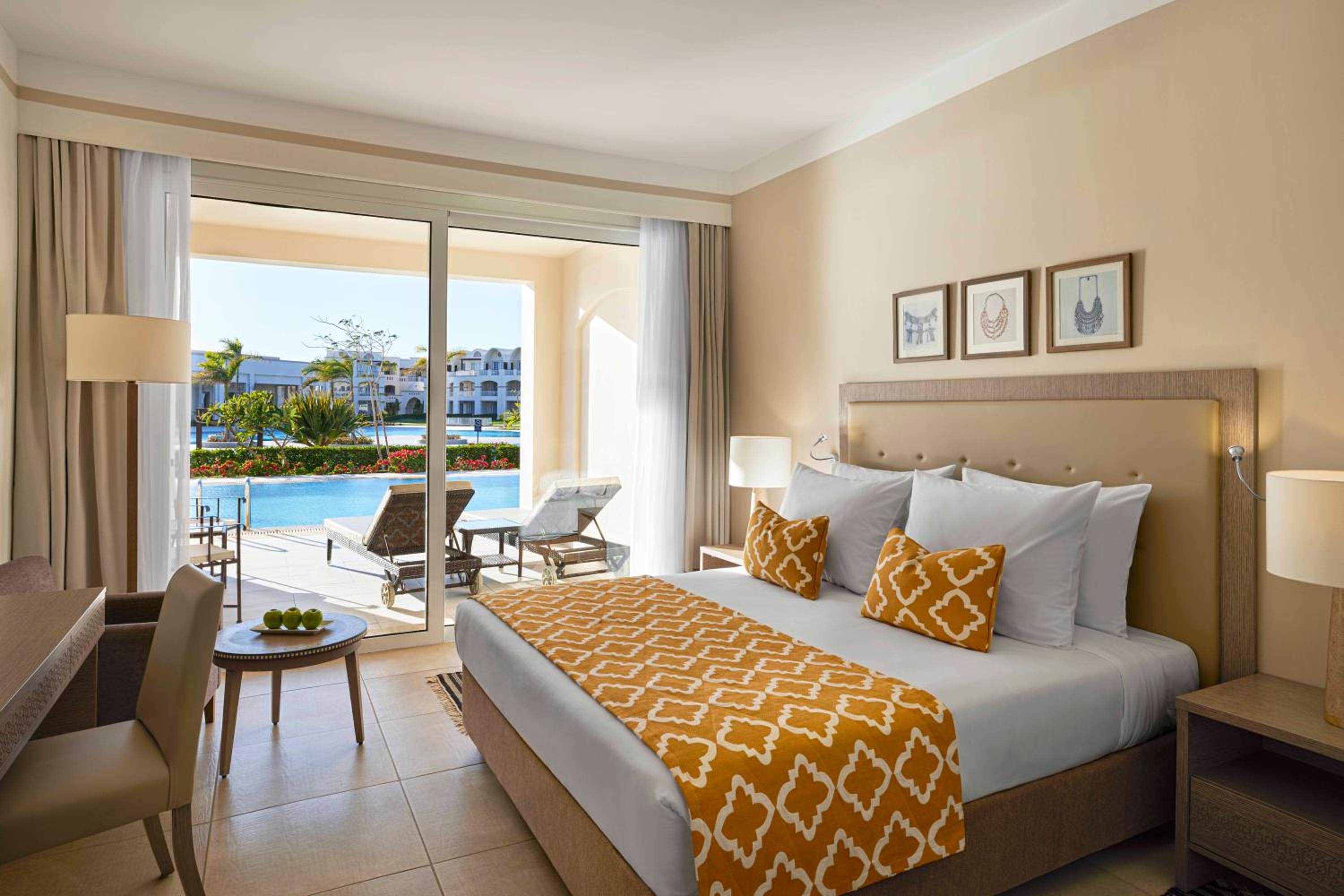 Swim Up, Superior, Queen Bed