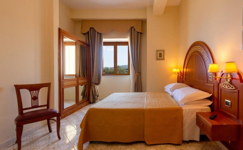 ROOM, DOUBLE BED