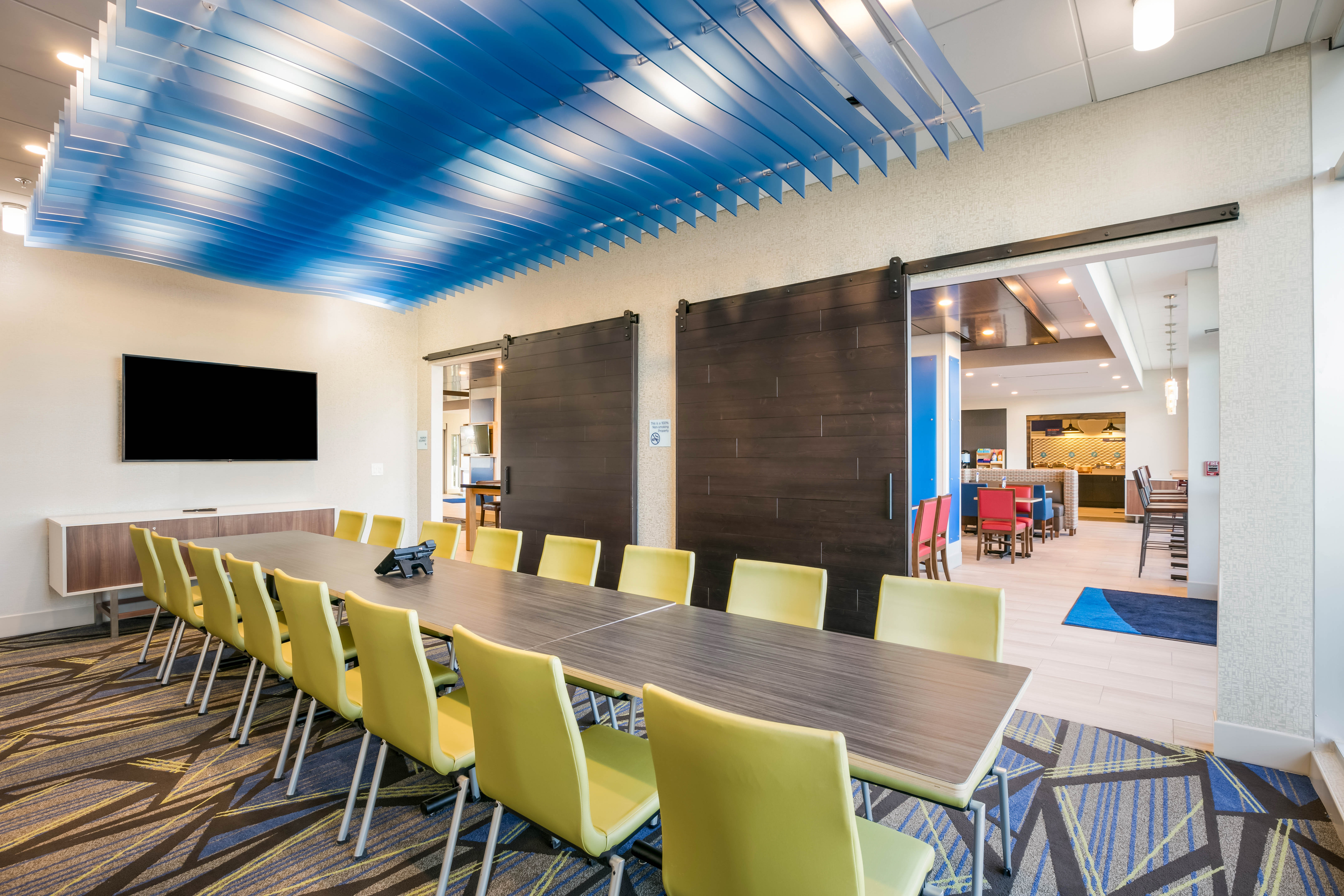 Holiday Inn Express Suites Jacksonville Town Center 35/46